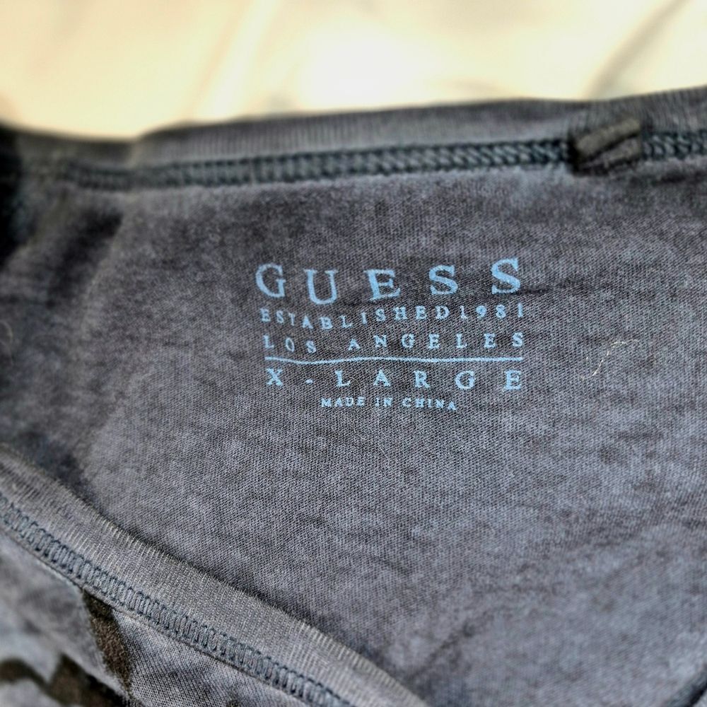 Guess Short Sleeve Henley Shirt Grey Crackle Pattern Men's XL 3 Button Y2K..... - Picture 4 of 7